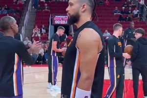 重回丰田中心的龙哥，赛前愣愣地站着在想啥呢？😂