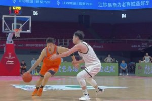 身手相当矫健！张镇麟在上海男篮正式比赛的首次得分！