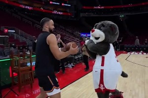 笑死！狄龙一回到休斯顿，又和火箭熊“打”起来了！😂